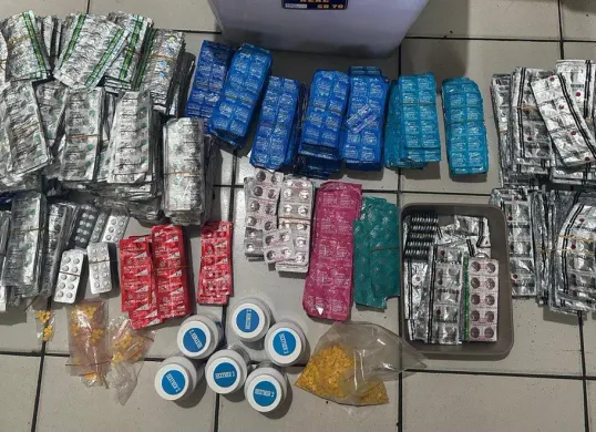 Barang bukti ratusan pil obat-obatan keras dijual bebas secara ilegal dari penggrebelan toko kelontong di wilayah hukum Polres Metro Depok. (Sumber: Dok. Humas Polres Metro Depok)