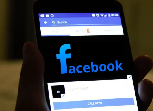 Cara menambahkan alamat email ke akun Facebook anda dengan mudah. (Canva)