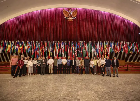 Delegasi internasional saat berkunjung ke Museum Konferensi Asia Afrika, Kamis, 17 April 2025. (Sumber: Dok. Diskominfo Kota Bandung)