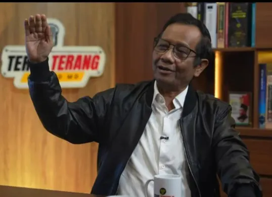 Mantan Menkopolhukam, Mahfud MD menanggapi isu keputusan Jokowi selama jadi Presiden batal jika terbukti memiliki ijazah palsu. (Sumber: Tangkap layar YouTube/Mahfud MD Official)