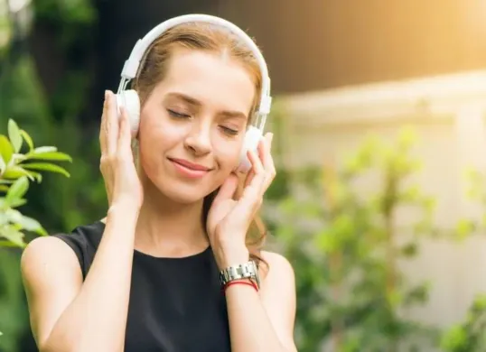 Dengerin lagu favorit kapan saja dengan mengunduhnya melalui browser.  (Sumber: Pinterest)