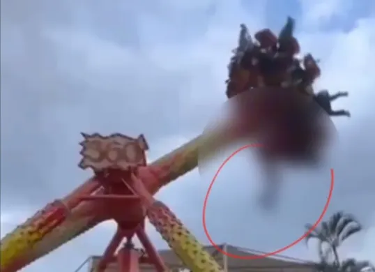 Remaja 14 tahun terjatuh dari wahana 360° Pendulum di Jatim Park 1, Batu. Ia alami patah tulang kaki dan tangan. Insiden terekam video dan kini dalam perawatan di RS di Malang. (Sumber: Dok InfoJatim)