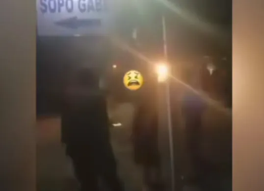 Tiga mobil polisi dibakar warga Depok saat penangkapan ketua ormas terkait penganiayaan dan senpi ilegal. Penangkapan dipicu sengketa lahan yang diklaim pelaku tanpa bukti sah. (Sumber: Capture Instagram @infomunjul)