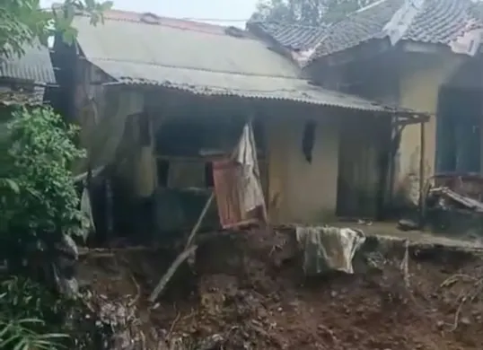 Sejumlah rumah warga Desa Sindangkarya, Kecamatan Menes, Pandeglang, rusak akibat bencana longsor dan pohon tumbang. (Sumber: Dok. Desa Sindangkarya)