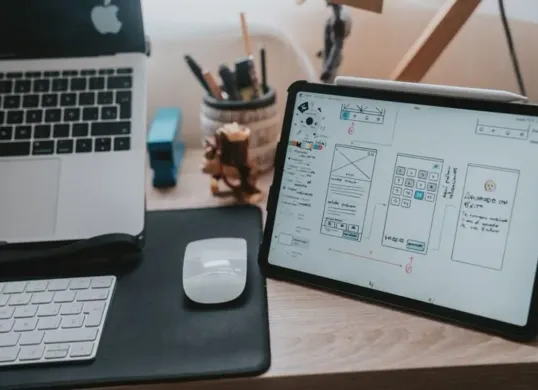 Bidang desain UX/UI tidak lagi sekadar tren, melainkan telah menjadi bagian esensial dari transformasi digital di berbagai sektor. (Sumber: Pinterest)