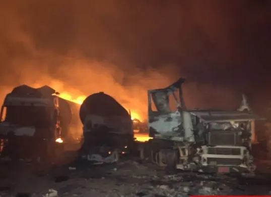 Kobaran api dan bangkai kendaraan yang berserakan usai serangan udara AS di pelabuhan minyak Ras Isa Yaman, Kamis 17 April 2025 waktu setempat. (Sumber: X/nowtypiing)