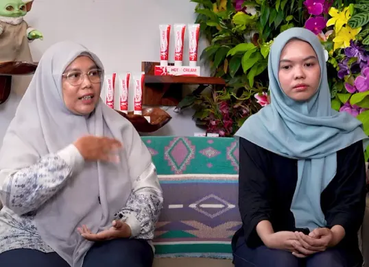 Raena dan Reni saat tampil di podcast YouTube Curhat Bang Denny Sumargo, mengungkap kisah keluarga yang memilukan dan tragedi masa kecil yang baru mereka ketahui belasan tahun kemudian. (Sumber: YouTube/CUrhat Bang Denny Sumargo)