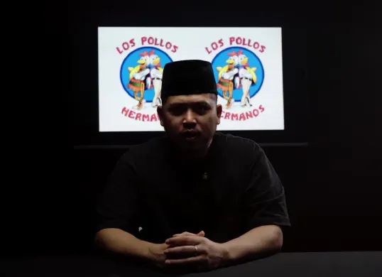 Tretan Muslim dalam video klarifikasinya membantah tuduhan King Abdi soal pemecatan dan klaim resep Bebek Carok. (Sumber: YouTube Tretan Muslim)