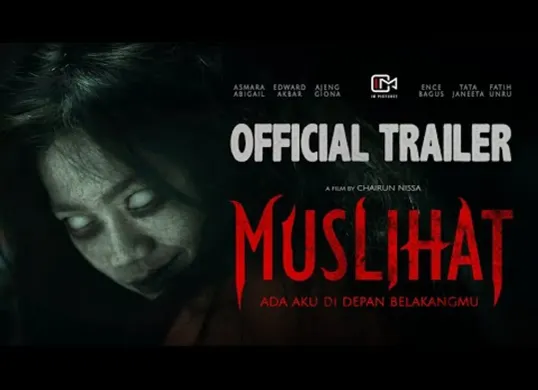 Poster resmi film Muslihat (2025) menampilkan sosok misterius di tengah lanskap panti asuhan terpencil yang menjadi lokasi utama teror gaib.