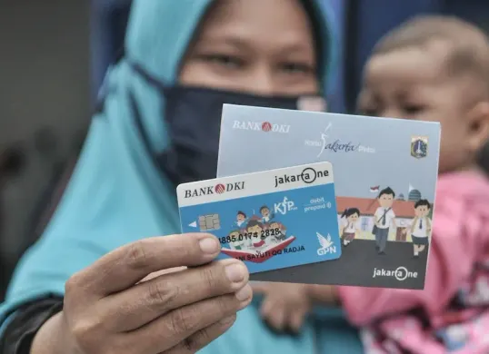 Pengambilan buku tabungan dan ATM Bank DKI untk pencairan KJP Plus Tahap 2 tahun 2025. (Sumber: Dok. Bank DKI)