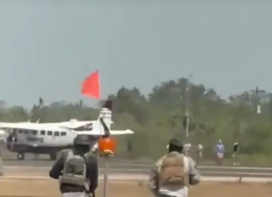 Sejumlah petugas keamanan berlarian ke arah pesawat yang dibajak veteran militer AS di Belize City, Belize, Kamis 17 April 2025 waktu setempat. (Sumber: x/Fahadnaimb)