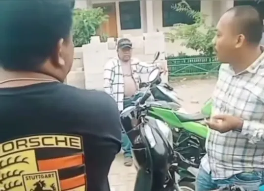 Viral sejumlah pria menghentikan proyek sekolah di Kabupaten Bekasi dan mengaku sebagai pemilik wilayah tersebut. (Sumber: Tangkap layar Instagram/@medsoszone)