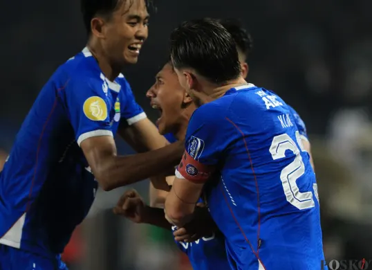 Pemain Persib merayakan gol yang dicetak Beckham Putra ke gawang Bali United dalam laga lanjutan pekan ke-29 Liga 1 di Stadion Gelora Bandung Lautan Api, Jumat, 18 April 2025. (Sumber: Poskota/Ade Mamad)
