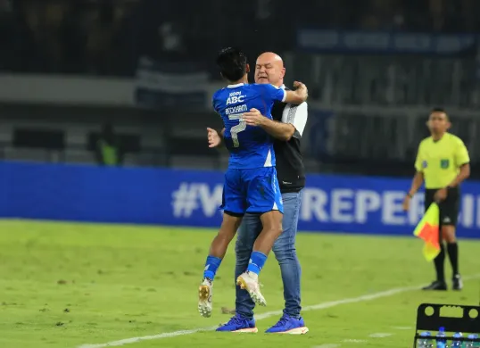 Persib Bandung semakin dekat dengan gelar juara Liga 1 2024/2025. (Sumber: Poskota/Ade Mamad)