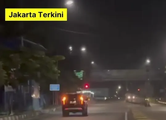 Pengemudi Pajero ugal-ugalan di Mangga Dua, Jakarta Utara, terekam kamera menerobos rel kereta dan jalanan, diduga dalam pengaruh alkohol. Aksi berbahaya itu membuat warga khawatir. (Sumber: Capture Instagram @Jakartaterkini)