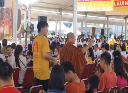 Biksu Thudong dari Thailand melakukan aktivitas berdoa sambil menyipratkan air suci kepada sedikitnya 8.000 umat Buddha saat singgah di kawasan PIK 2. (Sumber: Poskota/Pandi Ramedhan)