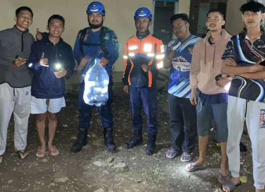 Damkar Garut berhasil mengevakuasi seekor ular kobra jawa yang berkeliaran di rumah warga, Jumat, 18 April 2025. (Sumber: Instagram/damkargarut113)