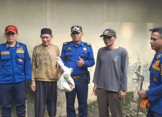 Damkar Garut berhasil mengevakuasi ular sanca kembang yang berkeliaran di pemukiman warga di Desa Campaka, Kecamatan Malangbong pada Jumat, 18 April 2025. (Sumber: Instagram/damkargarut113)