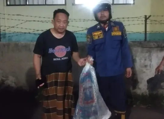 Damkar Kota Bogor berhasil mengevakuasi ular sanca yang berkeliaran di rumah milk warga. (Sumber: Instagram/damkarkotabogor_official)