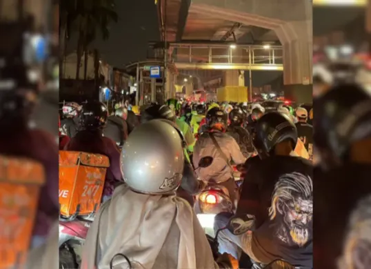 Dampak efek domino keterlambatan kapal yang sebabkan kemacetan parah kawasan Tanjung Priok. (Sumber: X/@txtdrjkt)