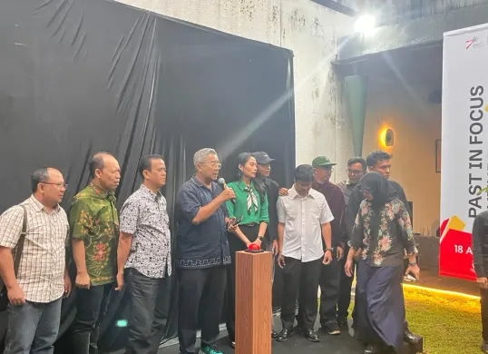 Wali Kota Bandung, Muhammad Farhan meresmikan logo Asia Afrika Youth Forum 2025. (Sumber: Dok. Pemkot Bandung)