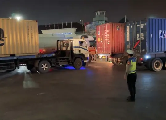 Polisi mengurai kemacetan di Pelabuhan Tanjung Priok akibat antrean truk panjang pada Jumat, 18 April 2025. (Sumber: X/@TMCPoldaMetro)