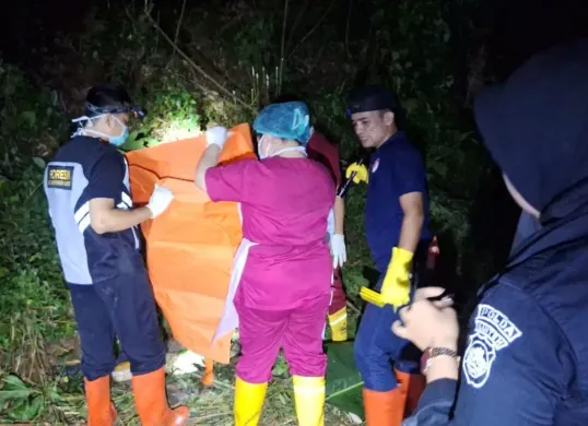 Tim Inafis dan Identifikasi Satreskrim Polresta Serang Kota mengevakuasi mayat diduga korban mutilasi. (Sumber: Dok. Humas Polresta Serang Kota)