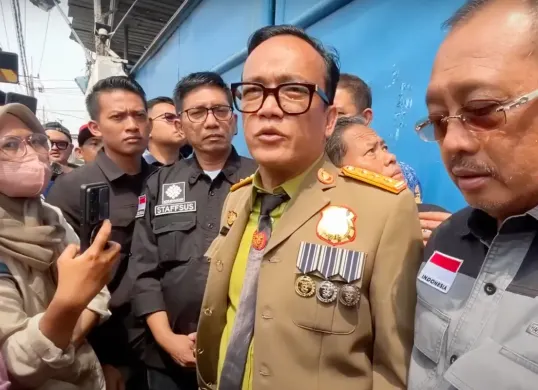 Potret Wamenaker, Immanuel Ebenezer saat melakukan sidak UD Sentosa Seal di Surabaya. (Sumber: YouTube/Armuji)