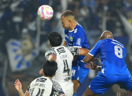 Gustavo Franca menyundul bola saat mencetak gol melawan Bali United. (Sumber: Poskota/Ade Mamad)