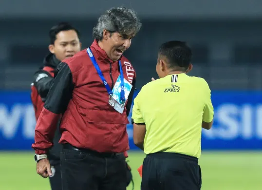 Stefano Cugurra, pelatih asal Brasil yang sukses membawa Bali United menjuarai Liga 1 dua kali, resmi mundur dari jabatannya setelah kekalahan dari Persib Bandung pada akhir musim 2024/2025. (Sumber: Poskota/Ade Mamad)