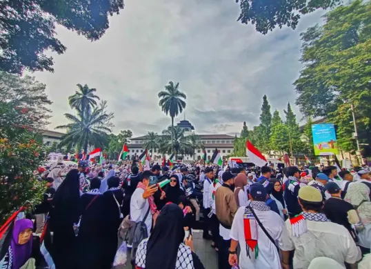 Ribuan warga berkumpul dalam aksi bela Palestina di Gedung Sate, Bandung pada Minggu, 20 Maret 2025. (Sumber: Yugi Prasetyo/Poskota)
