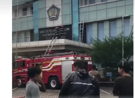 Kebakaran terjadi di Kantor Pajak Padang Pratama Satu, diduga akibat korsleting AC. Api berhasil dipadamkan, tidak ada korban jiwa, namun kerugian ditaksir capai Rp400 juta. (Sumber: Capture Instagram @jonathan_rahmad01)
