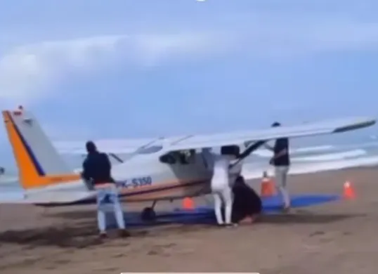Pesawat capung mendarat darurat di Pantai Pangandaran usai gagal mesin. Dua awak selamat. Warga sempat panik dengar suara aneh. (Sumber: Dok Netijen @sanoesiiskandar)