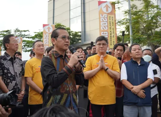 Dirjen Binmas Budha Kemenag, Supriyadi menyambut kedatangan puluhan Bhikkhu Thudong di PIK 2, Sabtu, 19 April 2025. (Sumber: Humas Kemenag)