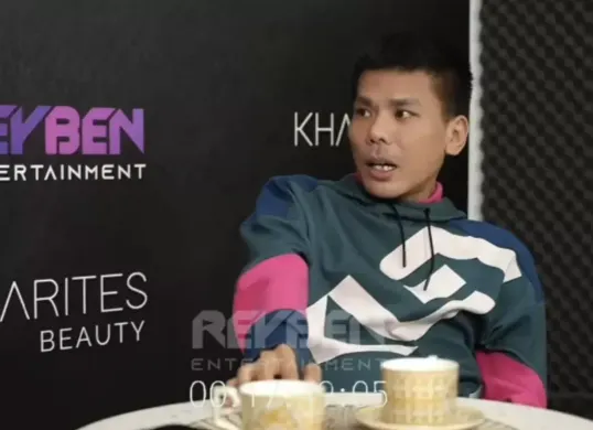 Robby Abbas menyebutkan sejumlah inisial artis yang pernah bekerja dengannya, yakni AA, VB, FF, dan TB. (Sumber: YouTube/Reyben Entertainment)