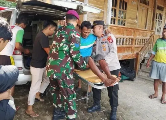 Salah seorang korban laka laut di Pulau Deli, Kecamatan Cikeusik, Pandeglang, saat hendak di bawa ke Puskesmas. (Sumber: Polsek Cikeusik)