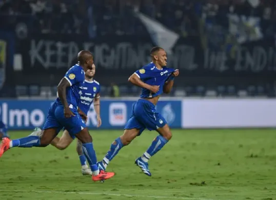 Selebrasi bek Persib, Gustavo Franca setelah mencetak gol ke gawang Bali United, di pertandingan pekan 29 Liga 1 2024-25. (Foto: persib.co.id)