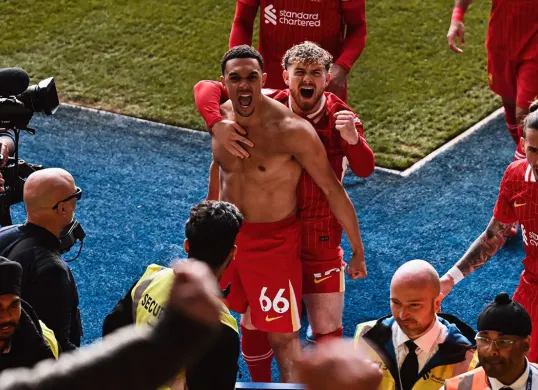 Hasil Leicester City vs Liverpool, Trent Alexander-Arnold merayakan gol kemenangan untuk The Reds. (Sumber: Instagram @liverpoolfc)