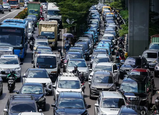 Sejumlah kendaraan melintas di Jalan MT Haryono, Jakarta, Sabtu, 19 April 2025. (Sumber: Poskota/Bilal Nugraha Ginanjar)