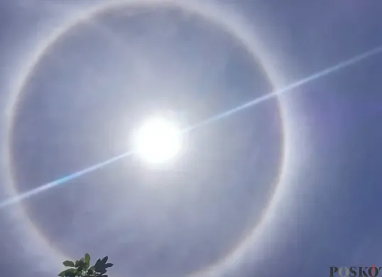 Fenomena matahari dikelilingi lingkaran seperti cincin terlihat di langit Purwakarta, Minggu 20 April 2025. (Sumber: Poskota/Dadan Sukmana)