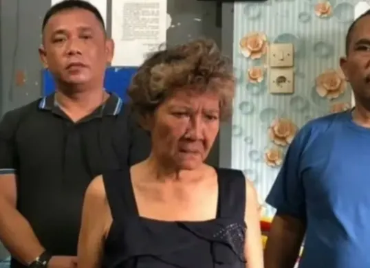 Nenek berusia 64 tahun berinisial RS viral di media sosial lantaran ditangkap Kejari Medan usai ditetapkan sebagai tersangka dugaan korupsi aset PT KAI pada Kamis, 17 April 2025. (Sumber: Instagram/@medisosmedan.id)