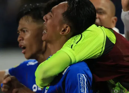Gelandang Persib Bandung, Beckham Putra meneteskan air mata setelah meraih kemenangan 2-1 atas Bali United pada laga di Stadion Gelora Bandung Lautan Api, Jumat, 18 April 2025. (Sumber: Poskota/Ade Mamad)
