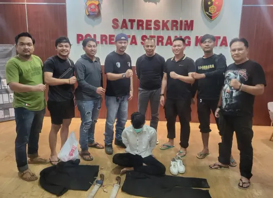Pelaku ML di Gedung Satreskrim Polresta Serang Kota usai ditangkap Tim Resmob di rumahnya dalam kasus pembunuhan disertai mutilasi. (Sumber: Humas Polresta Serang)