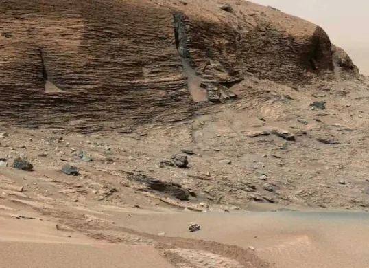 Penjelajah Curiosity milik NASA mengabadikan permukaan Mars beberapa hari lalu. (Sumber: X/MAstronomers)