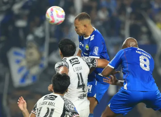 Ungkapan kekecewaan bek Bali United, Kadek Arel setelah menelan kekalahan secara menyakitkan dari Persib. (Foto: Poskota/Ade Mamad)