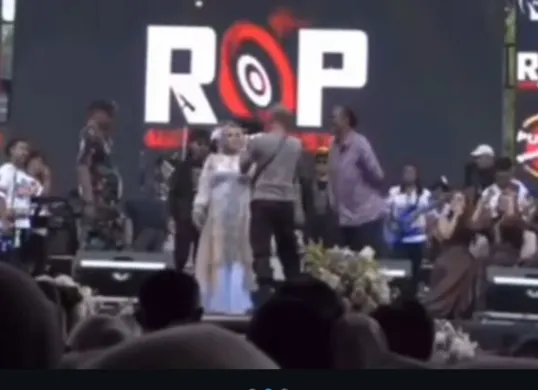 Momen seorang oknum polisi menghina seorang seniman. (Sumber: Tangkap Layar Instagram/@jabodetabek24info)
