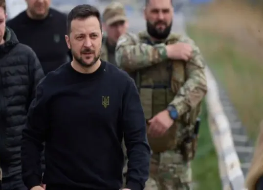 Presiden Ukraina Volodymyr Zelensky menuding Rusia hanya menciptakan kesan gencatan senjata Paskah, sementara serangan militer masih berlangsung di sejumlah wilayah Ukraina. (Sumber: X/front_ukrainian)