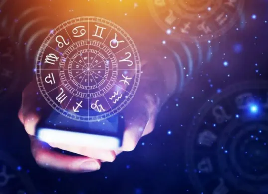 Temukan prediksi zodiak hari ini, 20 April 2025, untuk 12 tanda zodiak. (Sumber: Pinterest/Stylist)