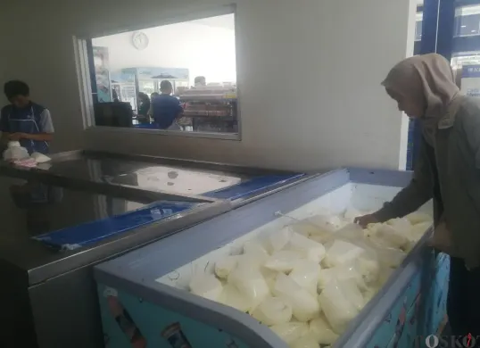 Pengunjung memilih susu sapi segar yang sudah dikemas, di Koperasi Susu, Lembang, Kabupaten Bandung Barat, Minggu 20 April 2025. (Sumber: Poskota/Gatot Poedji Utomo)