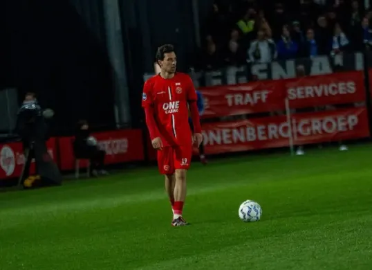 Gelandang Timnas Indonesia, Thom Haye gagal membawa Almere City meraih kemenangan saat bertandang ke markas SC Heerenveen. (Foto: Instagram/@almerecityfc)